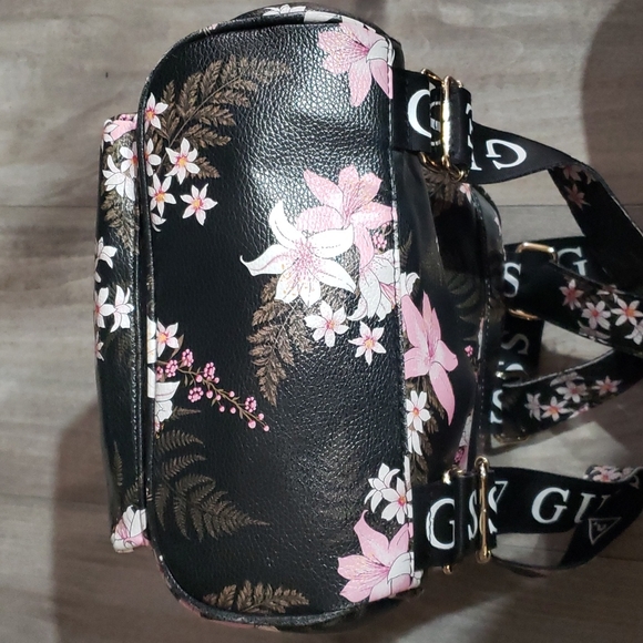 GUESS Gesabel Convertible Gym Backpack Mini Floral - Picture 4 of 11